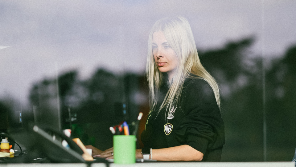 Mitarbeiterin Xenia Graf von Cows Online bei der Arbeit am Schreibtisch