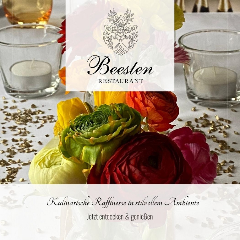 Blumenarrangement auf einem gedeckten Tisch im Restaurant Beesten