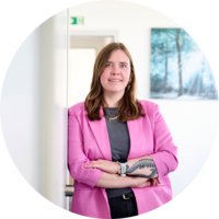 Nele Bürger von Möller Chemie vor am Unternehmensstandort.
