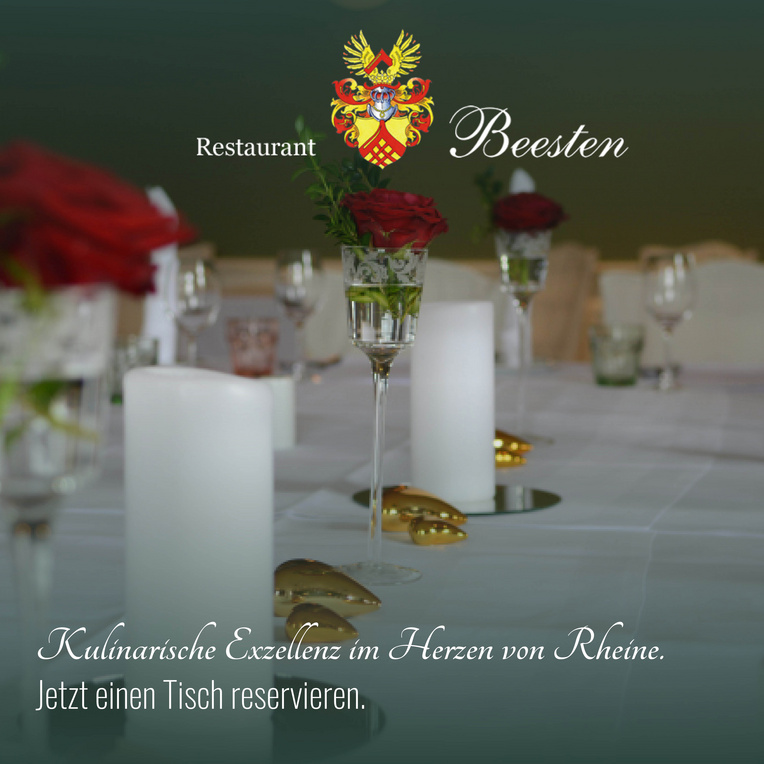 Gedeckter Tisch mit roten Rosen im Restaurant Beesten