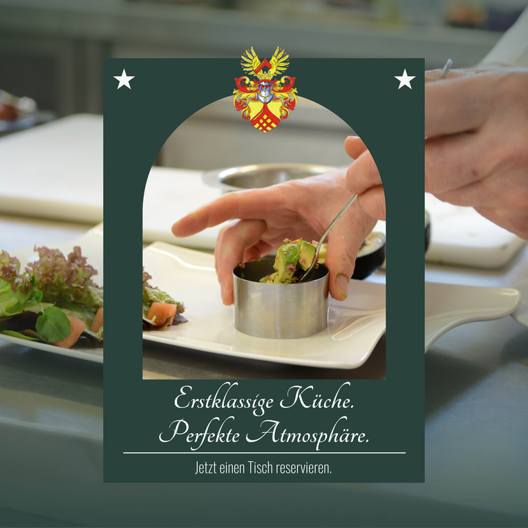 Koch richtet ein Gericht in der Küche des Restaurant Beesten an